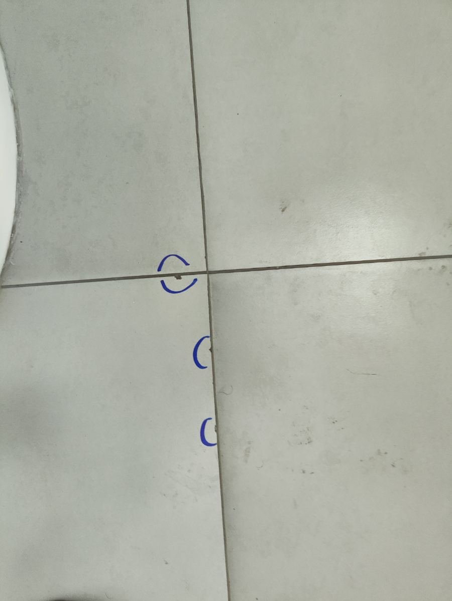 Falhas marcadas em piso de imóvel novo durante vistoria